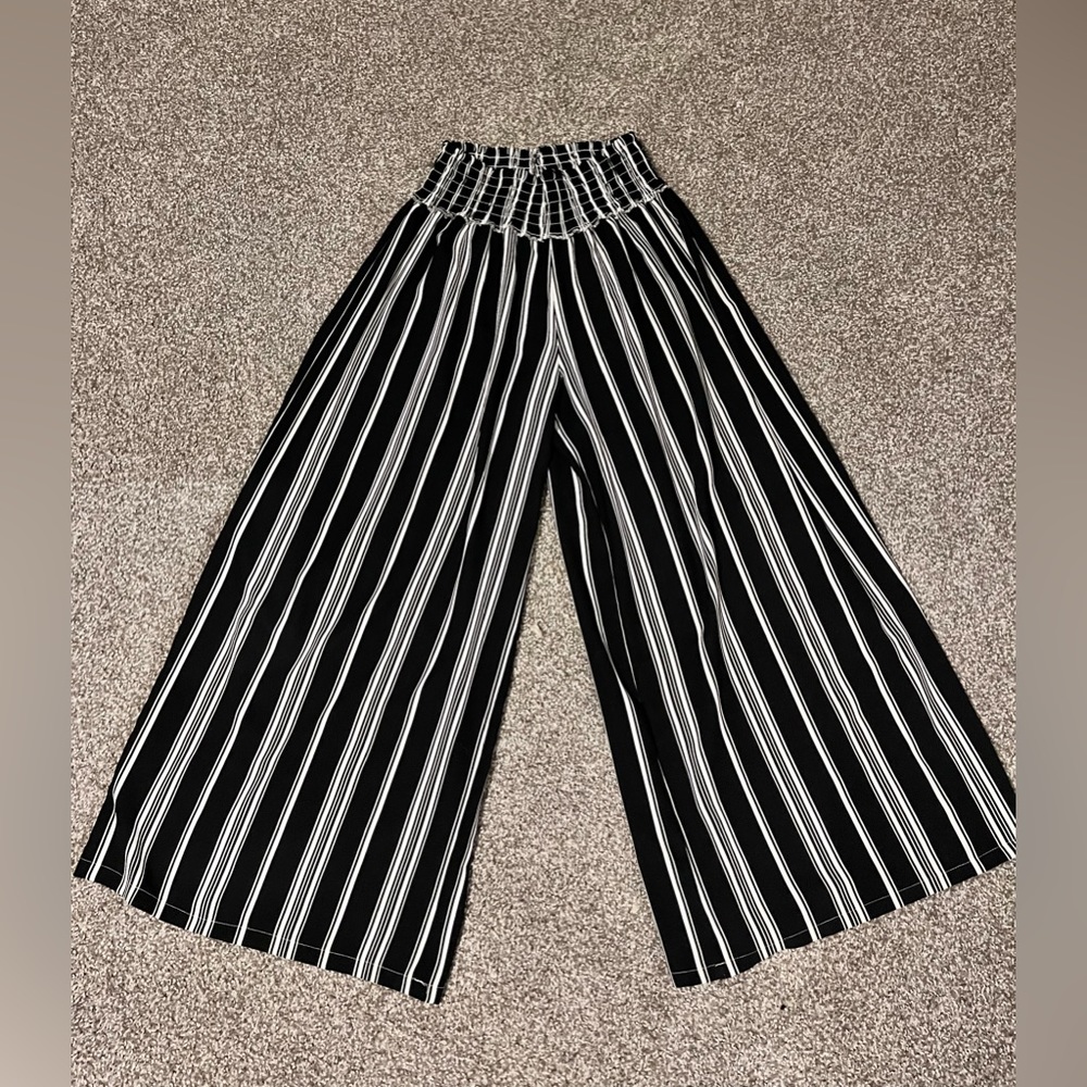 Spring break = around the corner… 🏝️ 

Grab these beach cover up pants Lot of 2